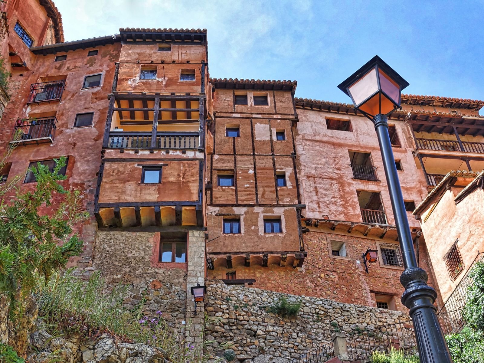 Vista del pueblo de Albarracín, en Teruel, con sus calles empedradas y murallas