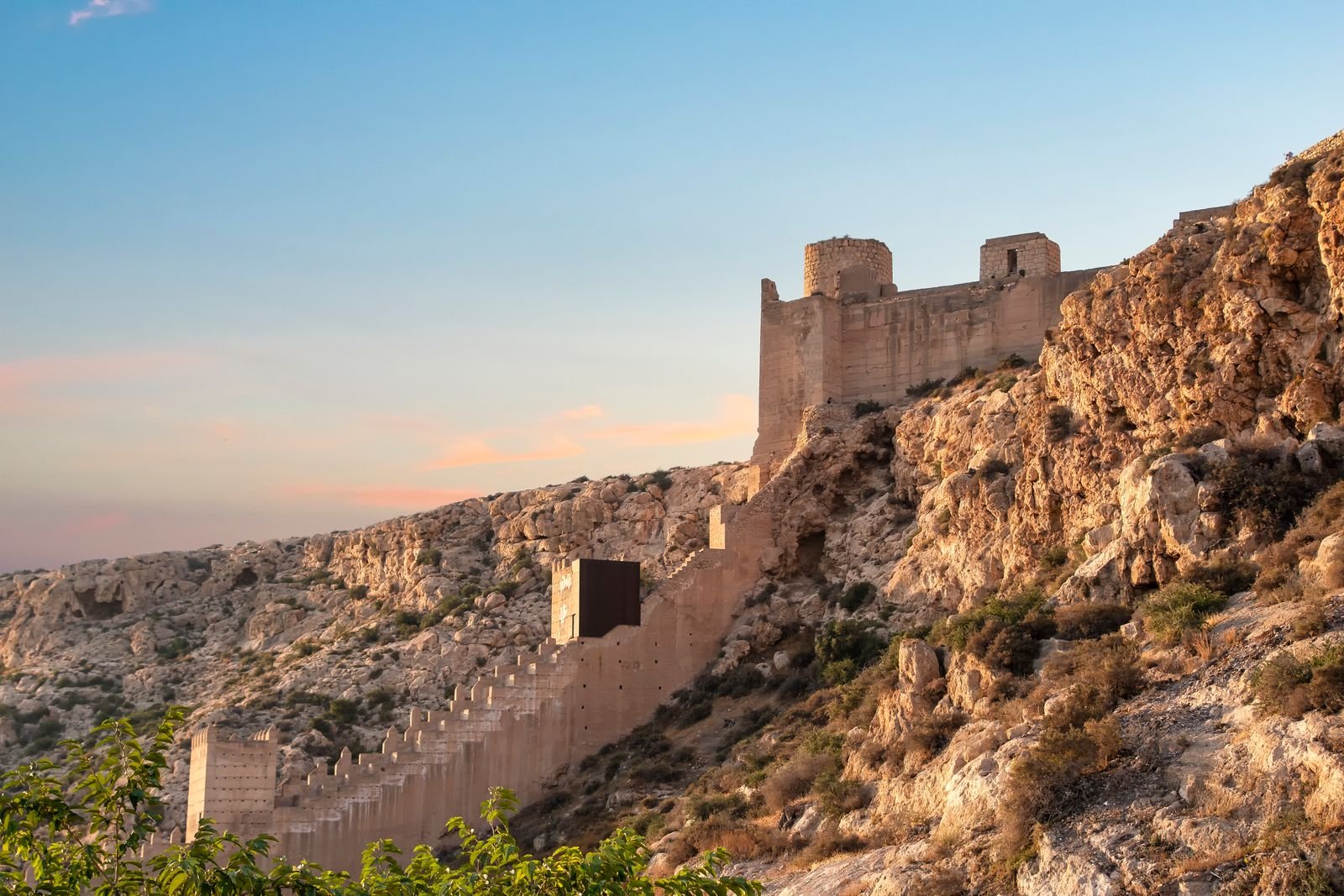 Alcazaba de Almería, fortaleza almohade sobre la ciudad al atardecer