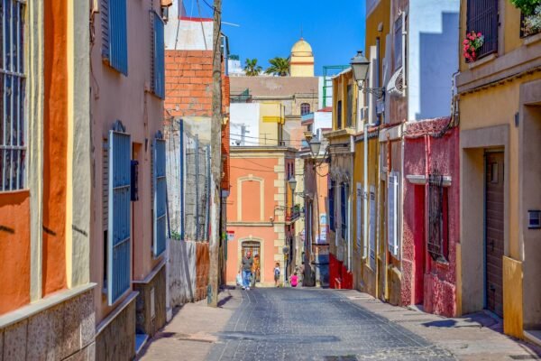Calle soleada del casco histórico de Almería con fachadas de colores