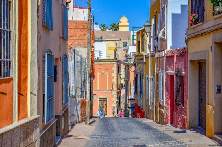 Calle soleada del casco histórico de Almería con fachadas de colores