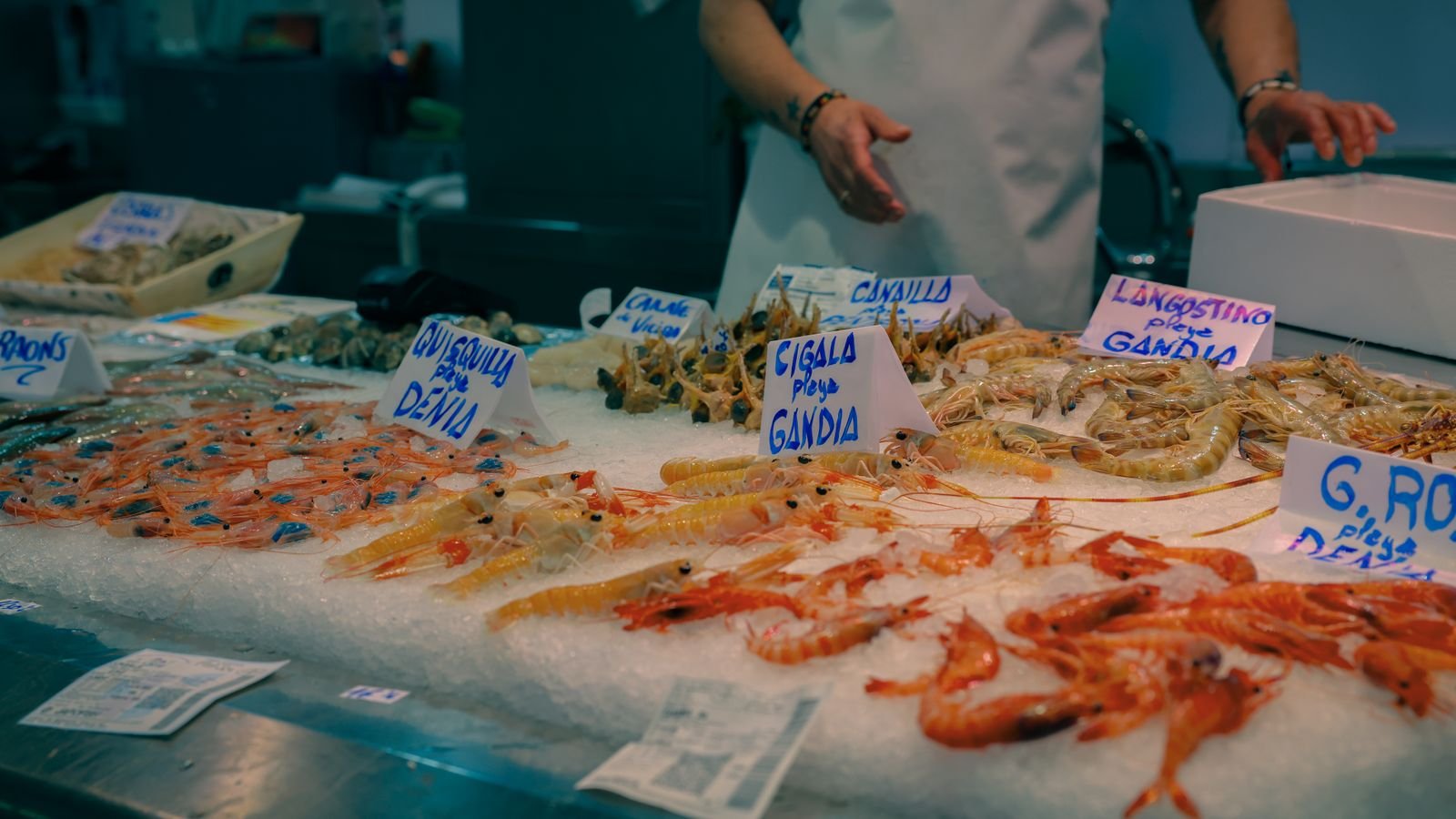 Marisco y pescado fresco expuesto en un puesto de mercado