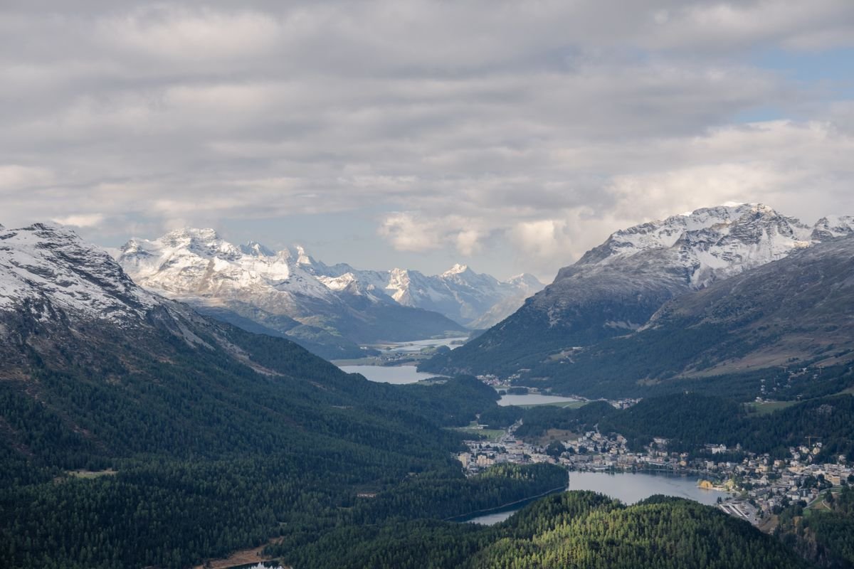 Vista aérea del valle de St. Moritz en la región de Engadina