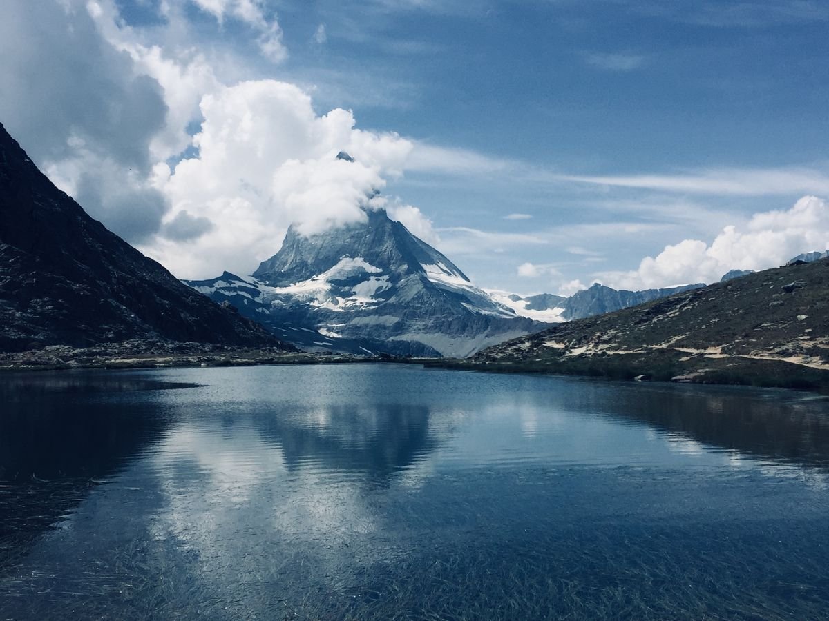 El Matterhorn reflejado en el lago Riffelsee, en la ruta de los Cinco Lagos