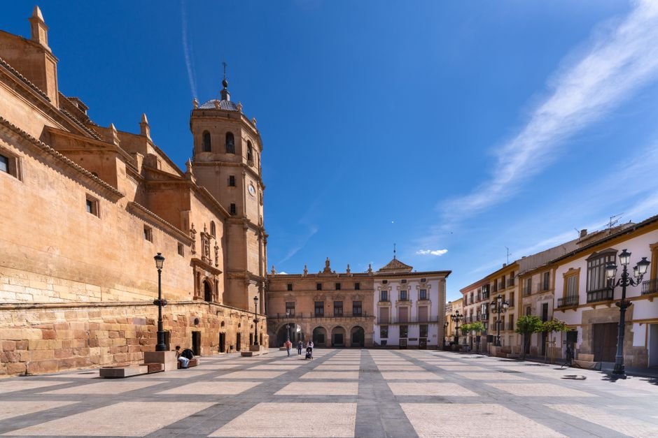 Plaza de España de Lorca en un día soleado con arquitectura monumental murciana
