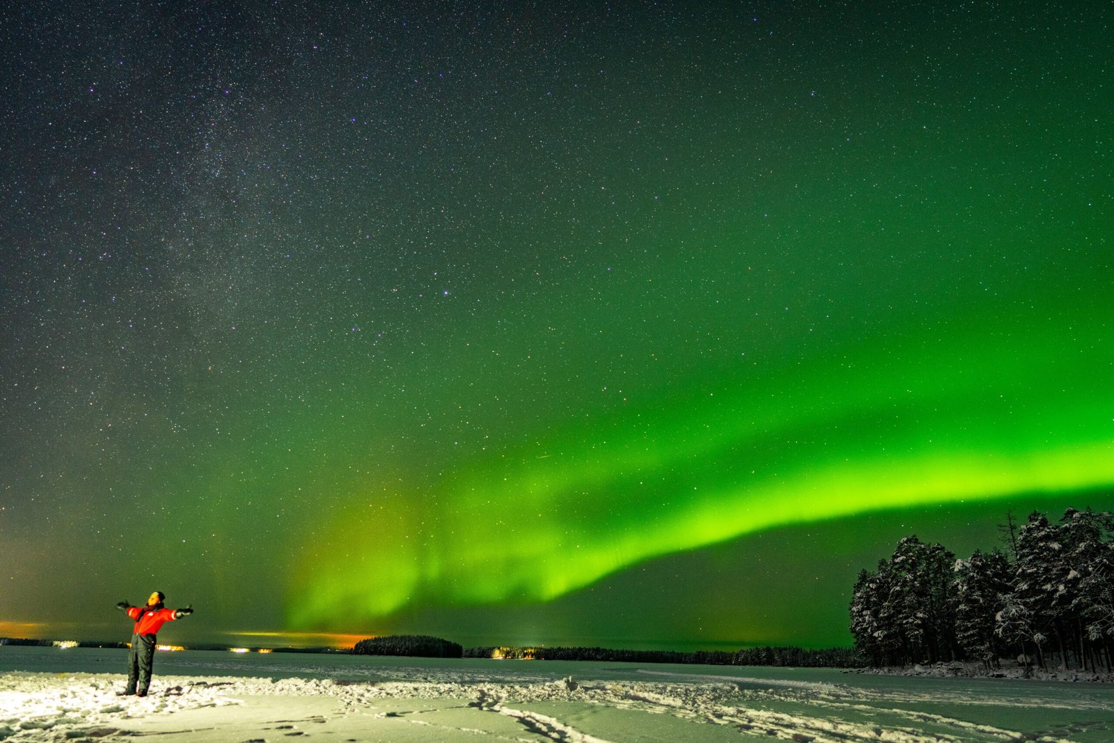 Aurora boreal sobre un paisaje nevado en Rovaniemi, Finlandia