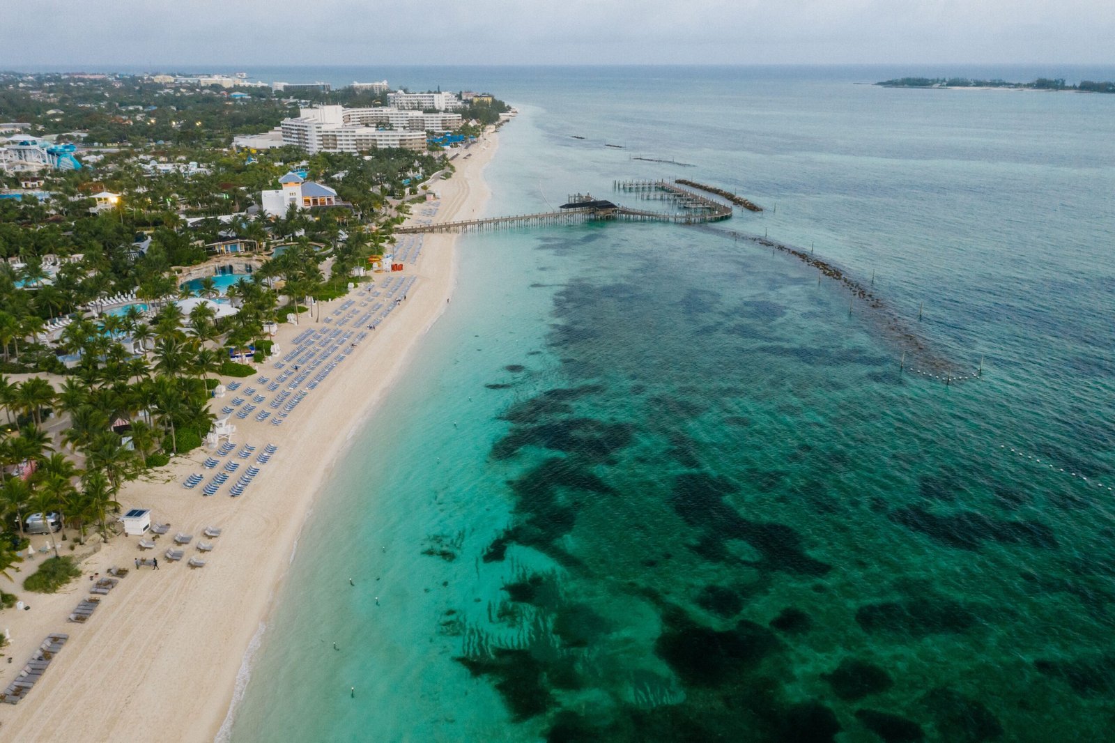 Playa de arena blanca y aguas turquesas en Bahamas