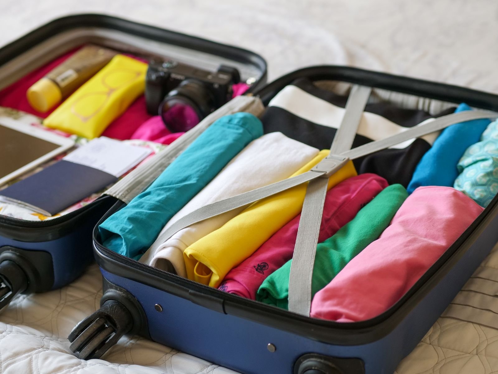 Maleta abierta con ropa preparada para un viaje
