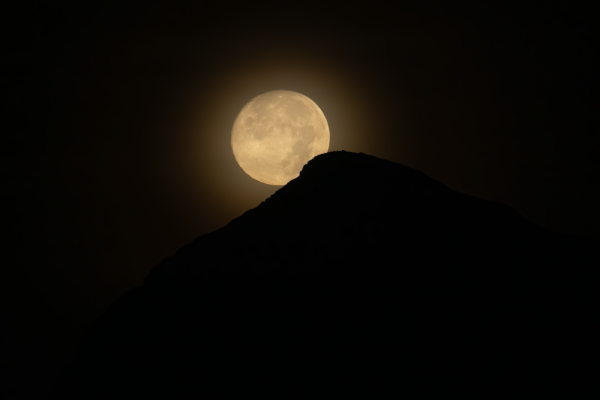 Luna llena saliendo sobre una montaña de Alicante, España
