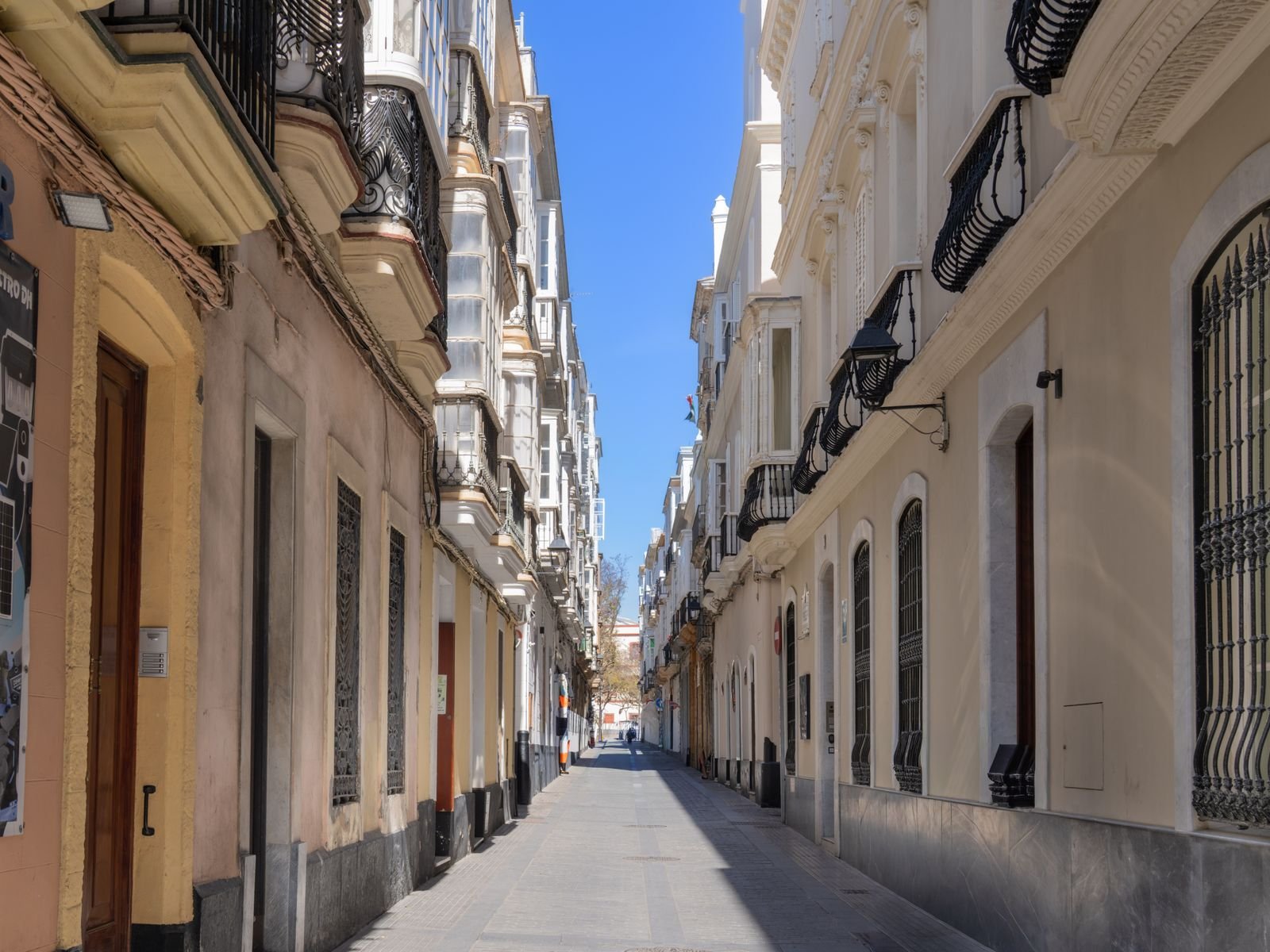 Calle estrecha del centro histórico de Cádiz, típica zona de tapeo