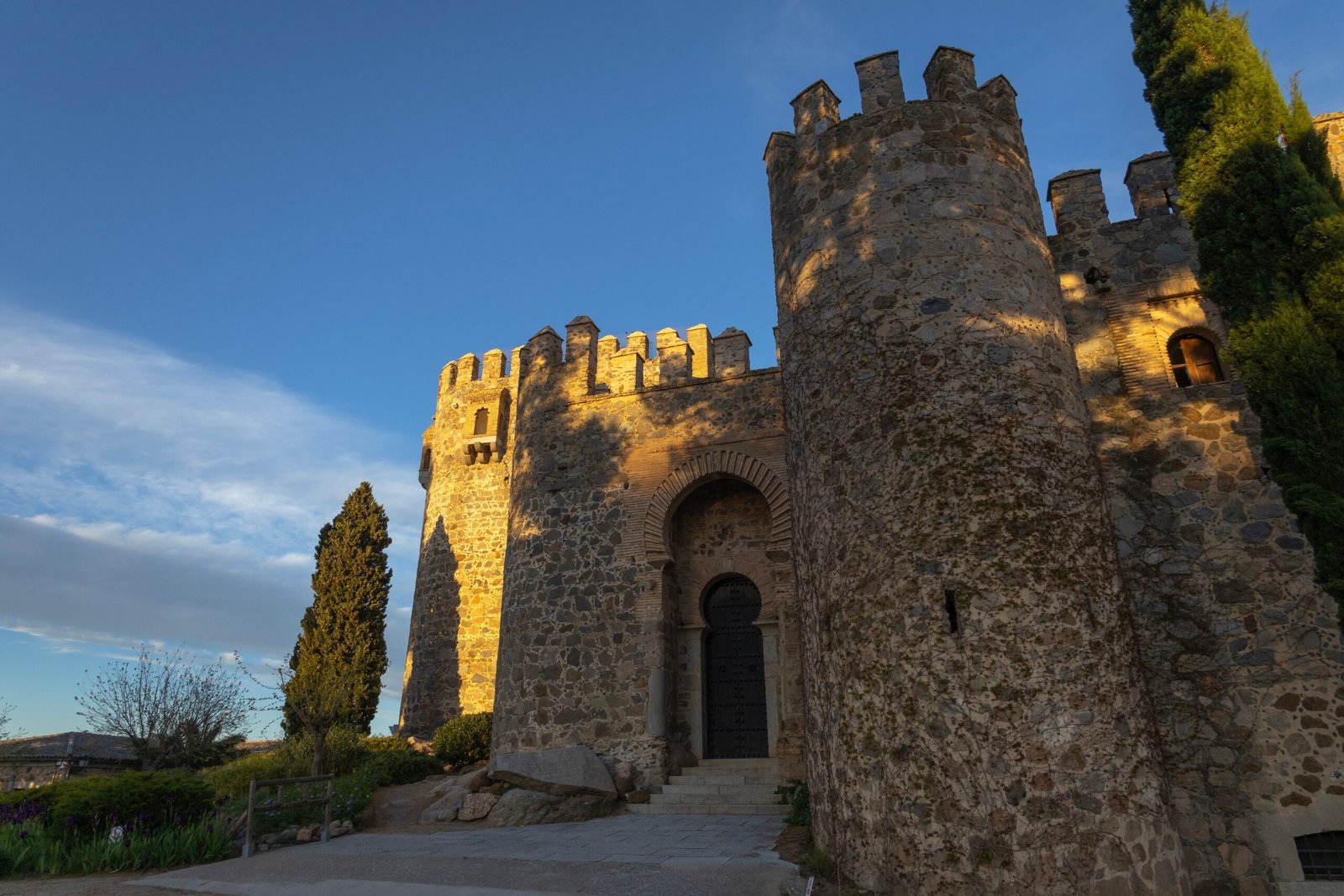 Castillo medieval al atardecer en Castilla-La Mancha — imponente fortaleza de piedra