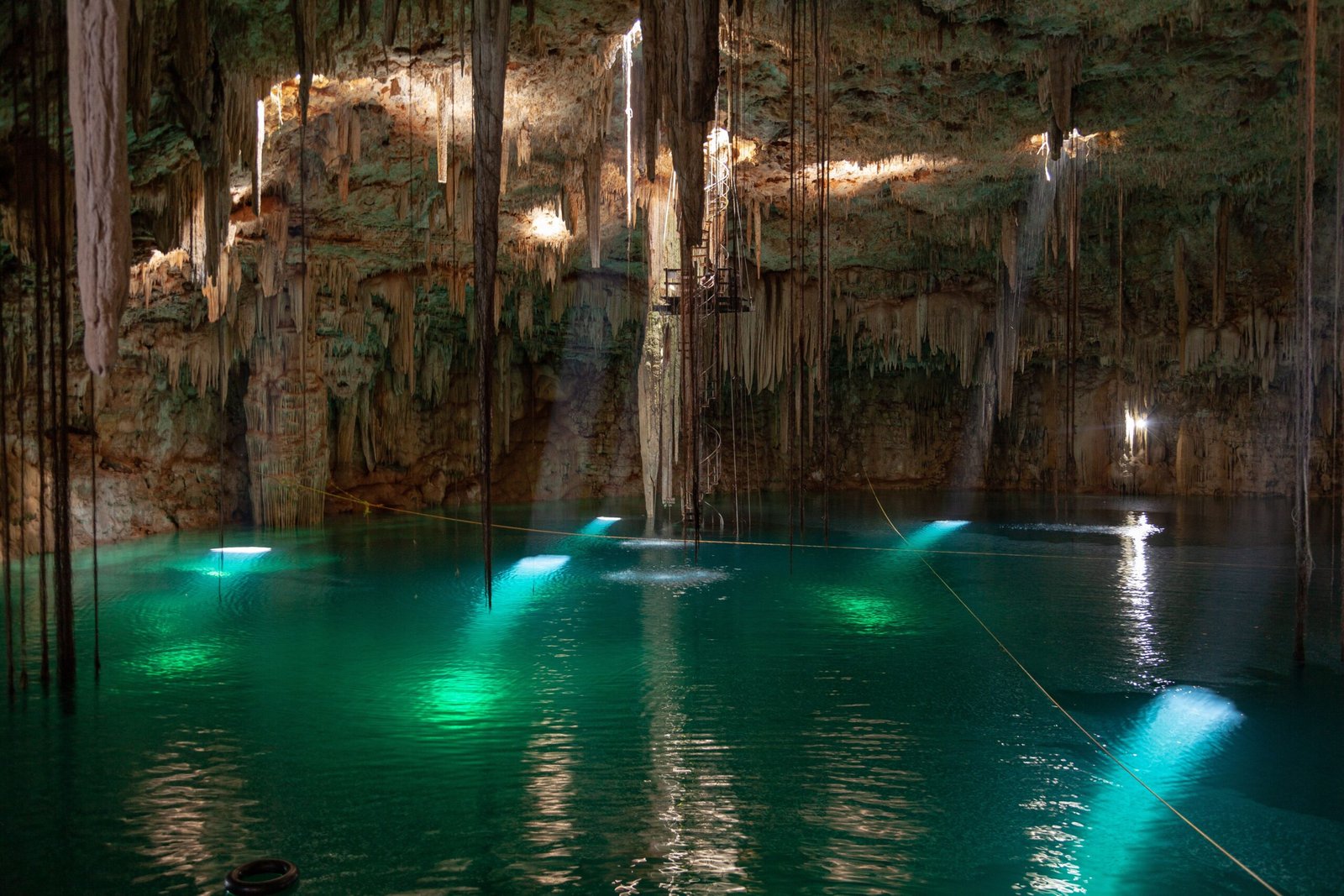 Cenote de aguas turquesas en Yucatán, México