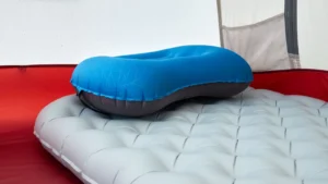 Colchoneta hinchable dentro de una tienda de campaña durante una acampada