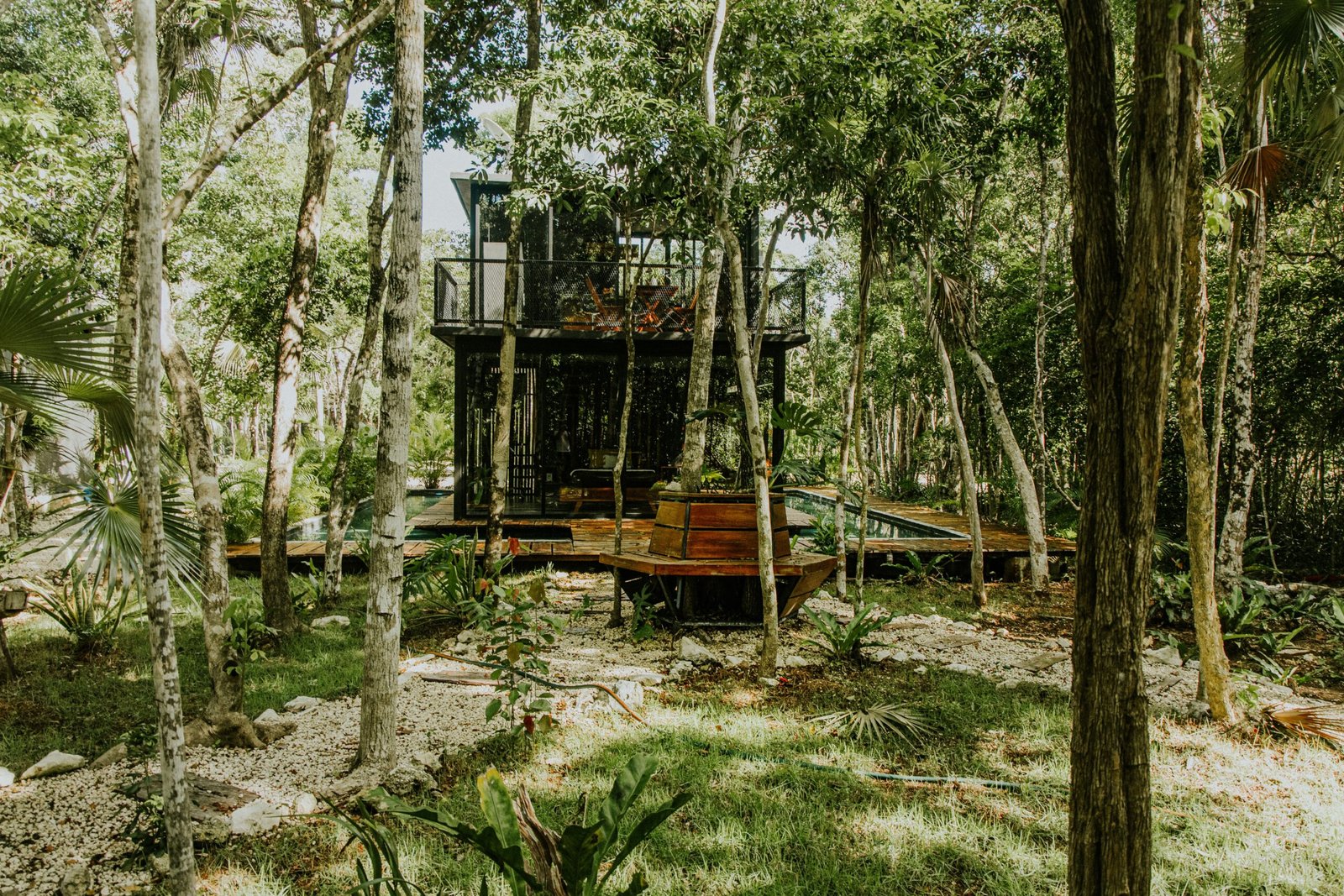Casa en el árbol — ejemplo de eco-lodge sostenible en plena naturaleza