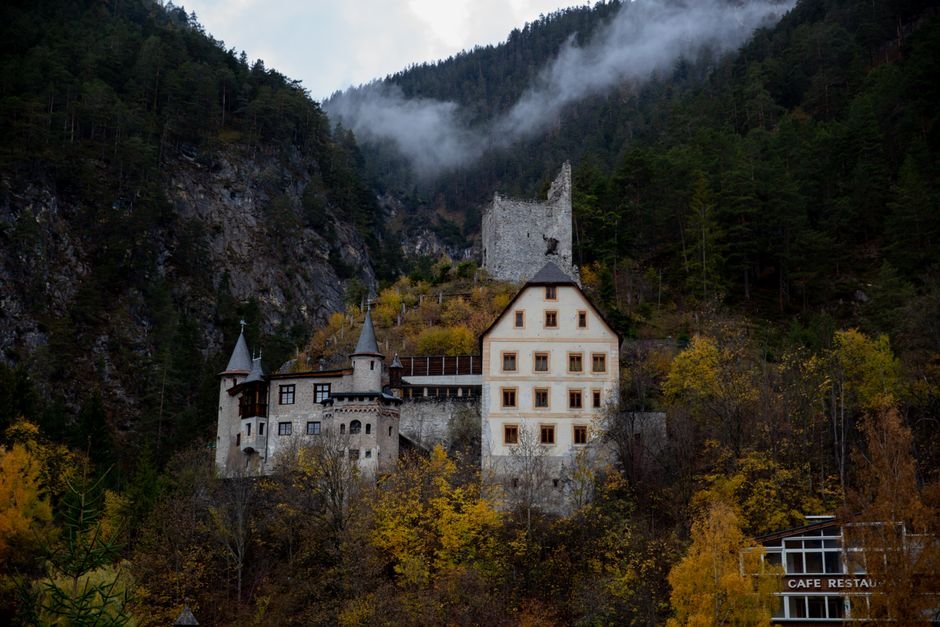 Castillo escocés entre niebla y bosque otoñal