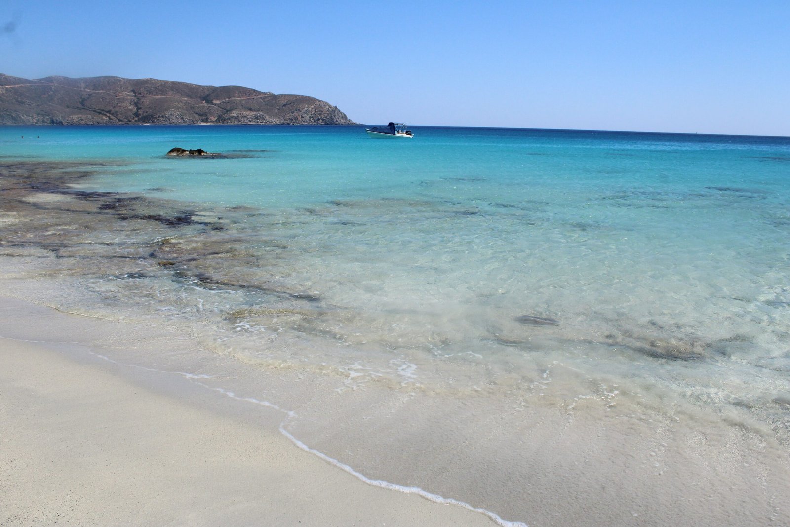 Playa de Elafonisi en Creta, con arena rosada y aguas turquesas