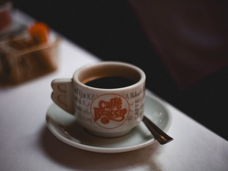 Café con tostada en una cafetería del centro de Santander