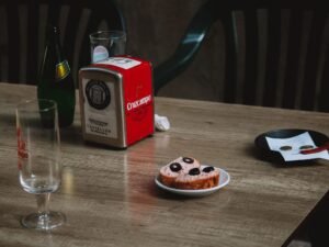 Tapas y copa de vino de Jerez en una taberna tradicional