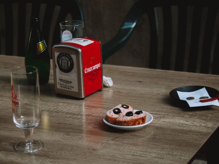 Tapas y copa de vino de Jerez en una taberna tradicional