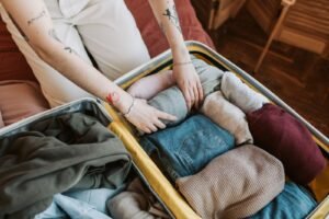 Ropa comprimida y ordenada dentro de una maleta de viaje