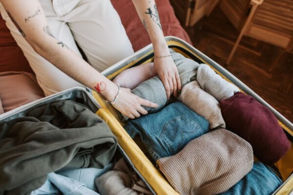 Ropa comprimida y ordenada dentro de una maleta de viaje