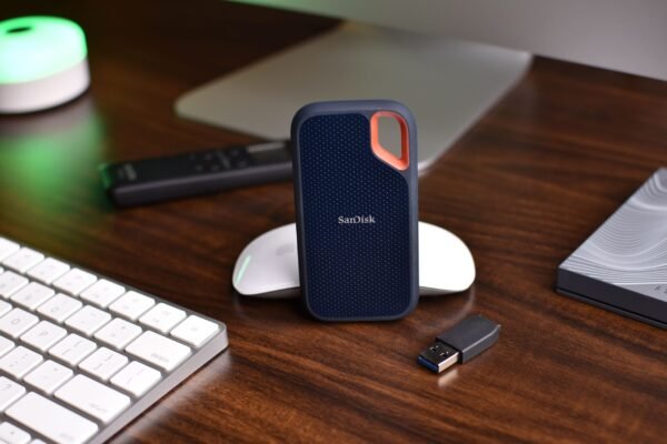 Disco SSD portátil conectado a un ordenador portátil en un escritorio