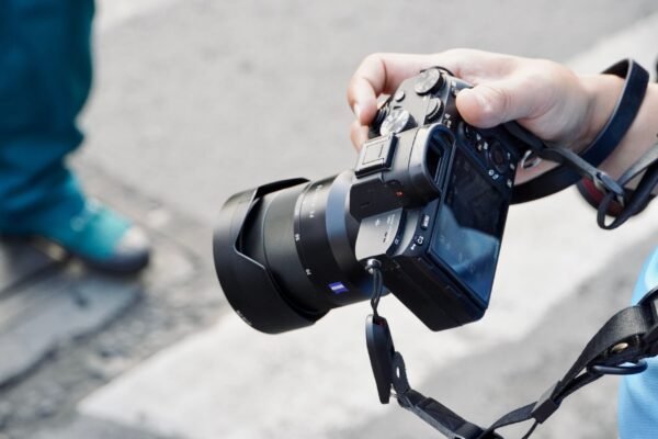 Fotografo con camara mirrorless en viaje al aire libre