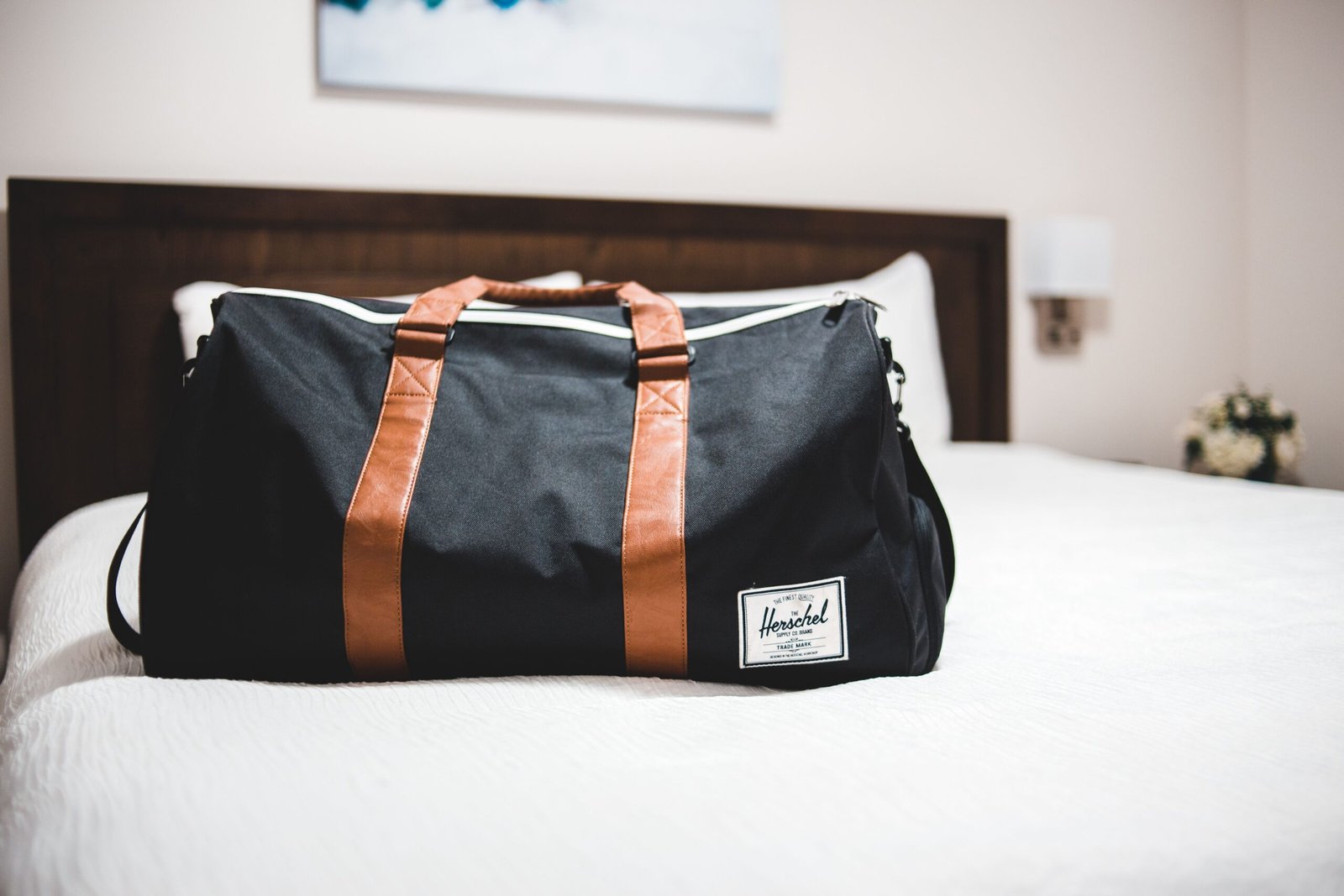 Bolsa de viaje weekender preparada sobre la cama de un hotel para una escapada