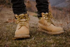 Botas de senderismo resistentes en terreno montañoso
