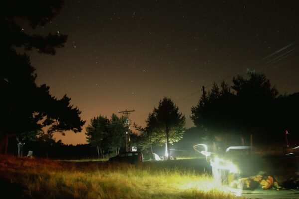 Tiendas de campaña bajo un cielo estrellado en una noche de camping