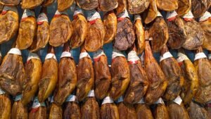 Jamón ibérico colgado en un mercado tradicional de Huelva