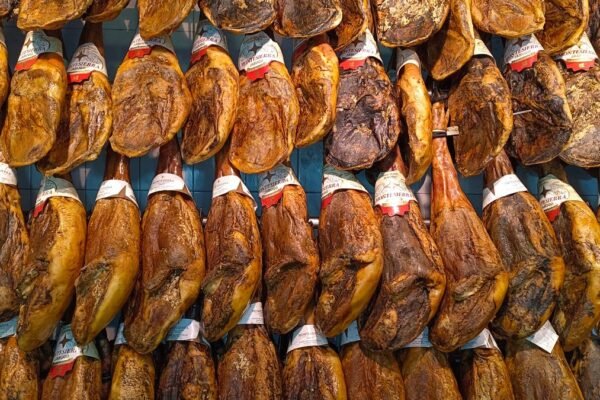 Jamón ibérico colgado en un mercado tradicional de Huelva