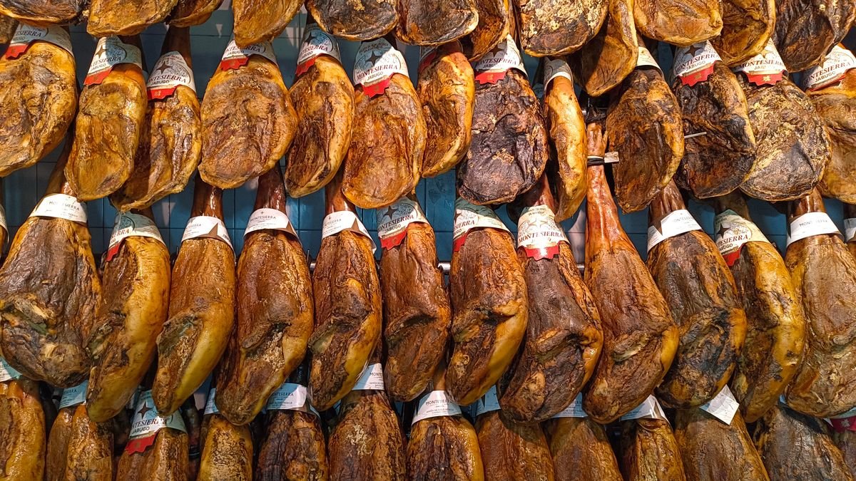 Jamón ibérico colgado en un mercado tradicional de Huelva
