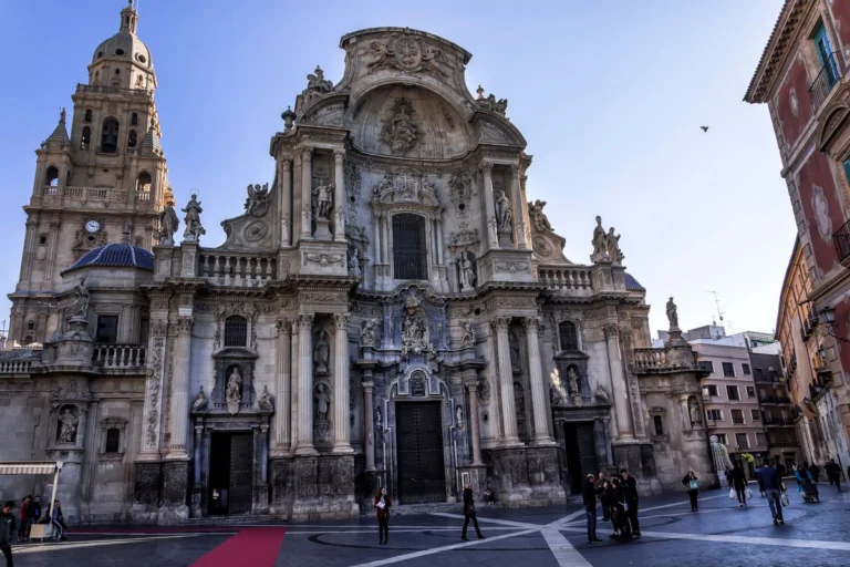 Fachada barroca de la Catedral de Murcia bajo un cielo azul intenso