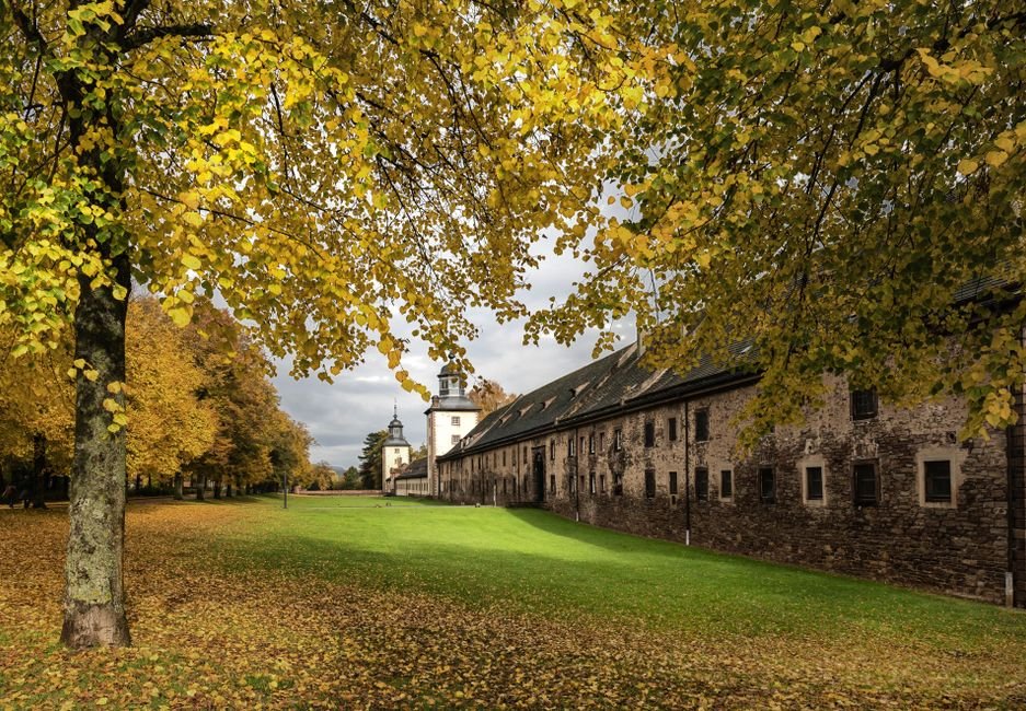 Castillo medieval rodeado de follaje otonal en Alemania
