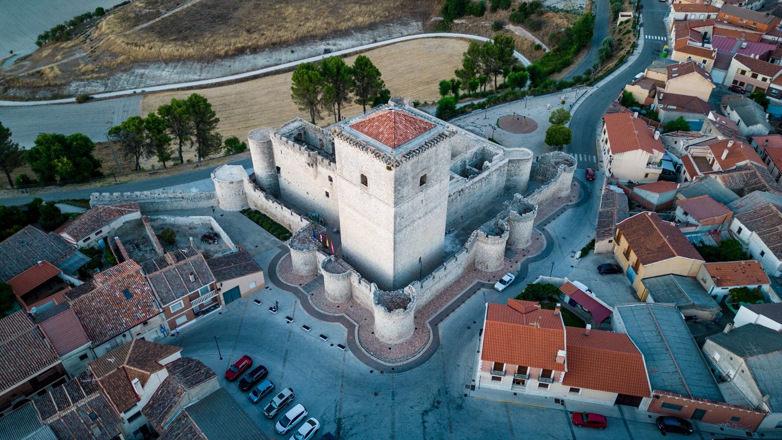 Vista aérea de una fortaleza medieval amurallada en Castilla