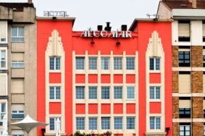 Fachada Art Deco del Hotel Alcomar en Gijon, Asturias