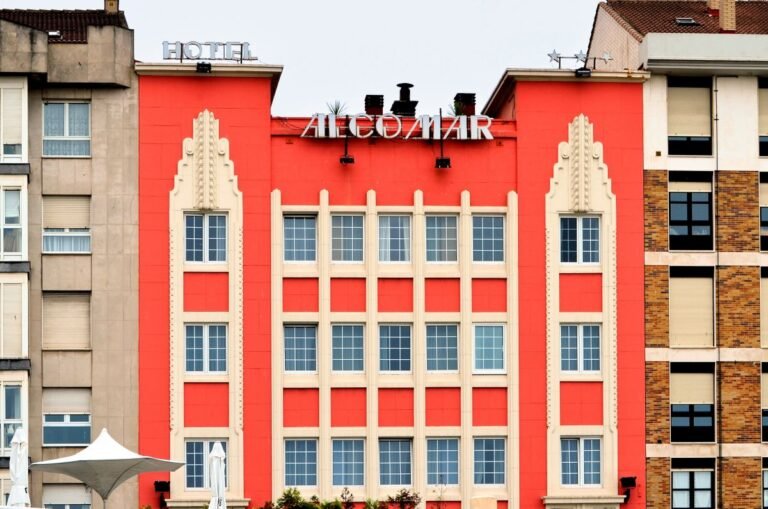 Fachada Art Deco del Hotel Alcomar en Gijon, Asturias