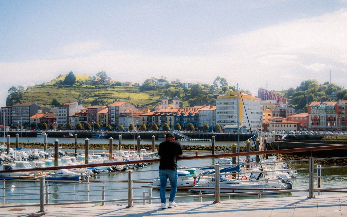 Puerto deportivo de Gijon en Asturias con barcos y paisaje costero