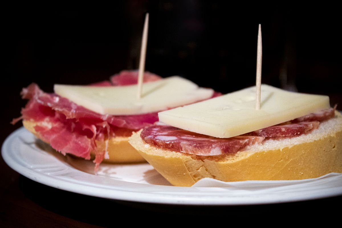 Tapas tradicionales espanolas con embutidos y queso