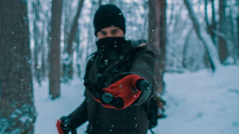Persona con guantes térmicos de invierno en un bosque nevado