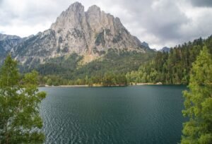 Estany de Sant Maurici con los picos de Els Encantats al fondo - Parque Nacional de Aigüestortes