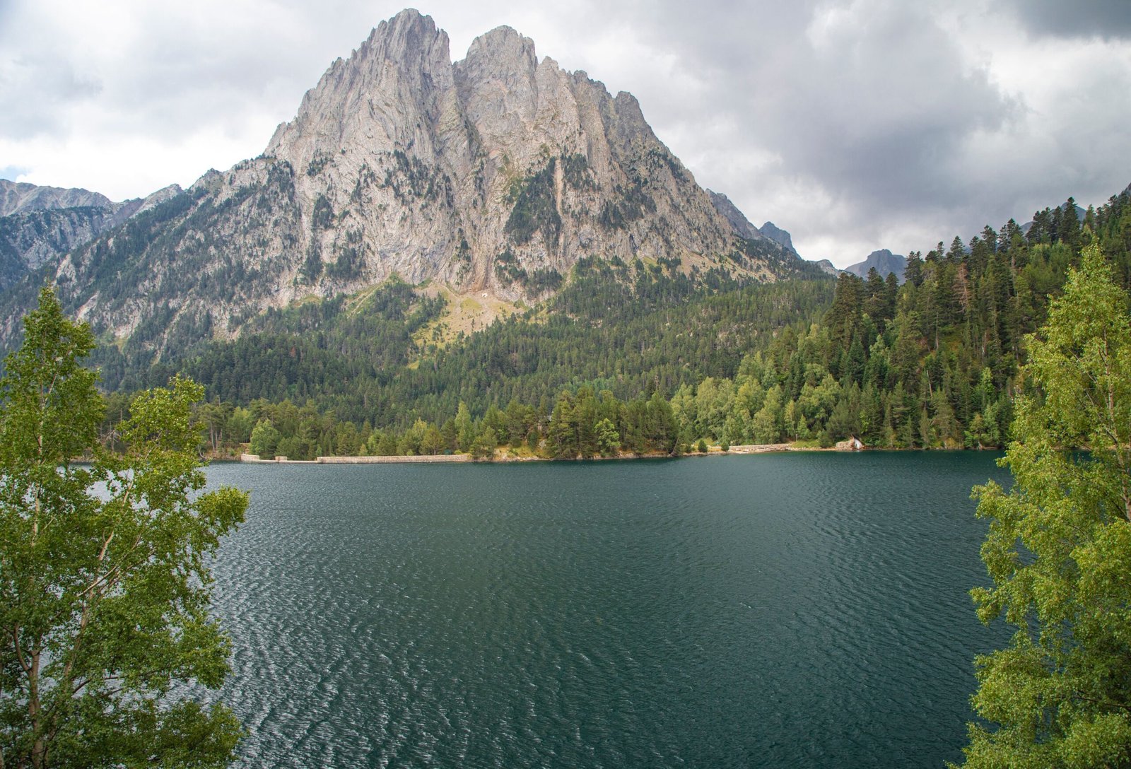 Estany de Sant Maurici con los picos de Els Encantats al fondo - Parque Nacional de Aigüestortes