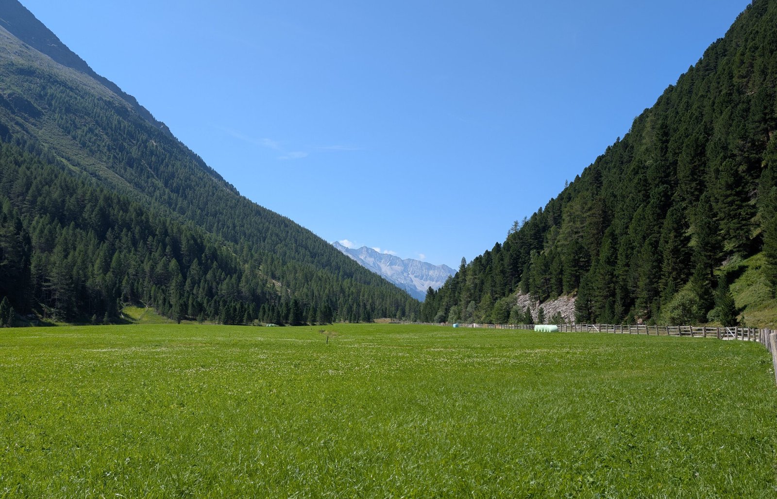 Valle alpino con prados verdes y montañas - paisaje del Pirineo Catalán