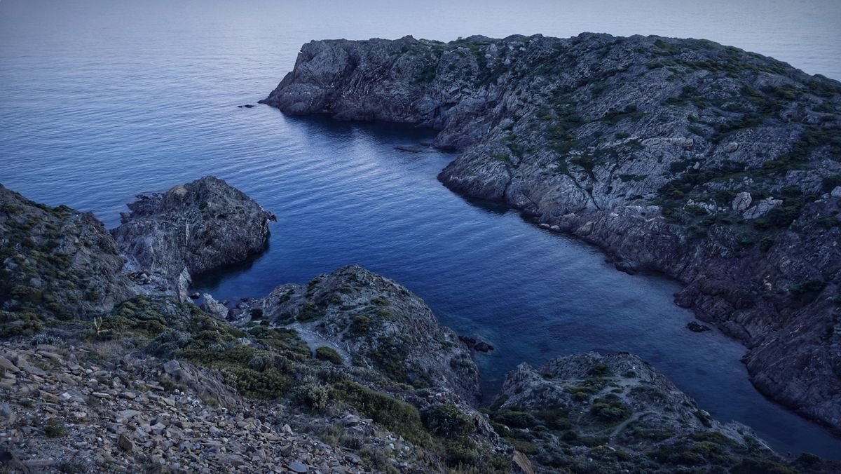Espectacular costa rocosa del Cabo de Creus con el mar azul al fondo