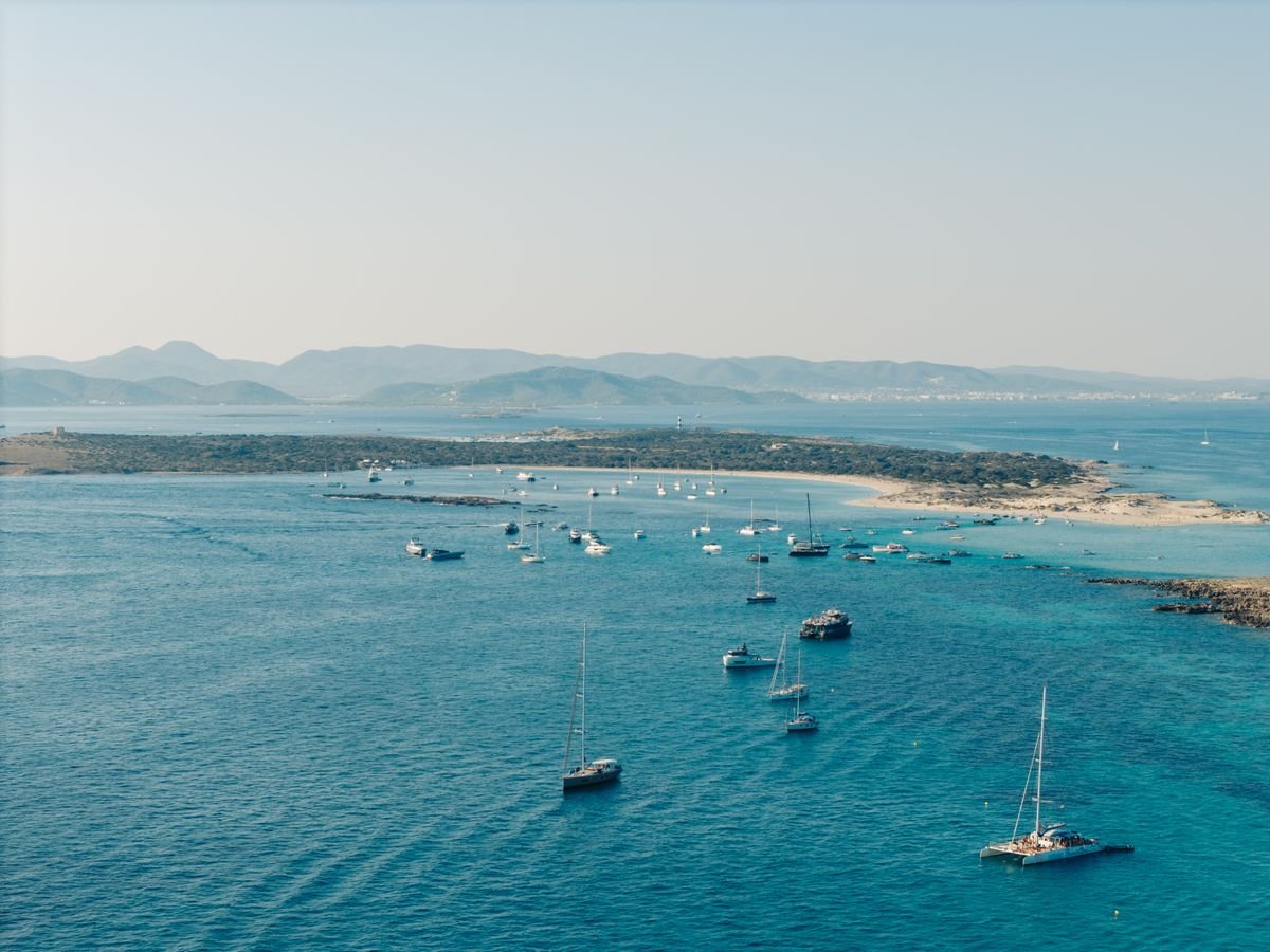 Veleros en aguas turquesas de Formentera, Islas Baleares