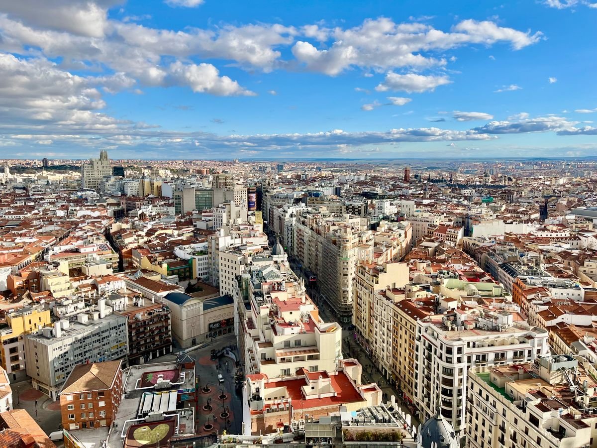 Vista aérea del horizonte de Madrid en un día despejado