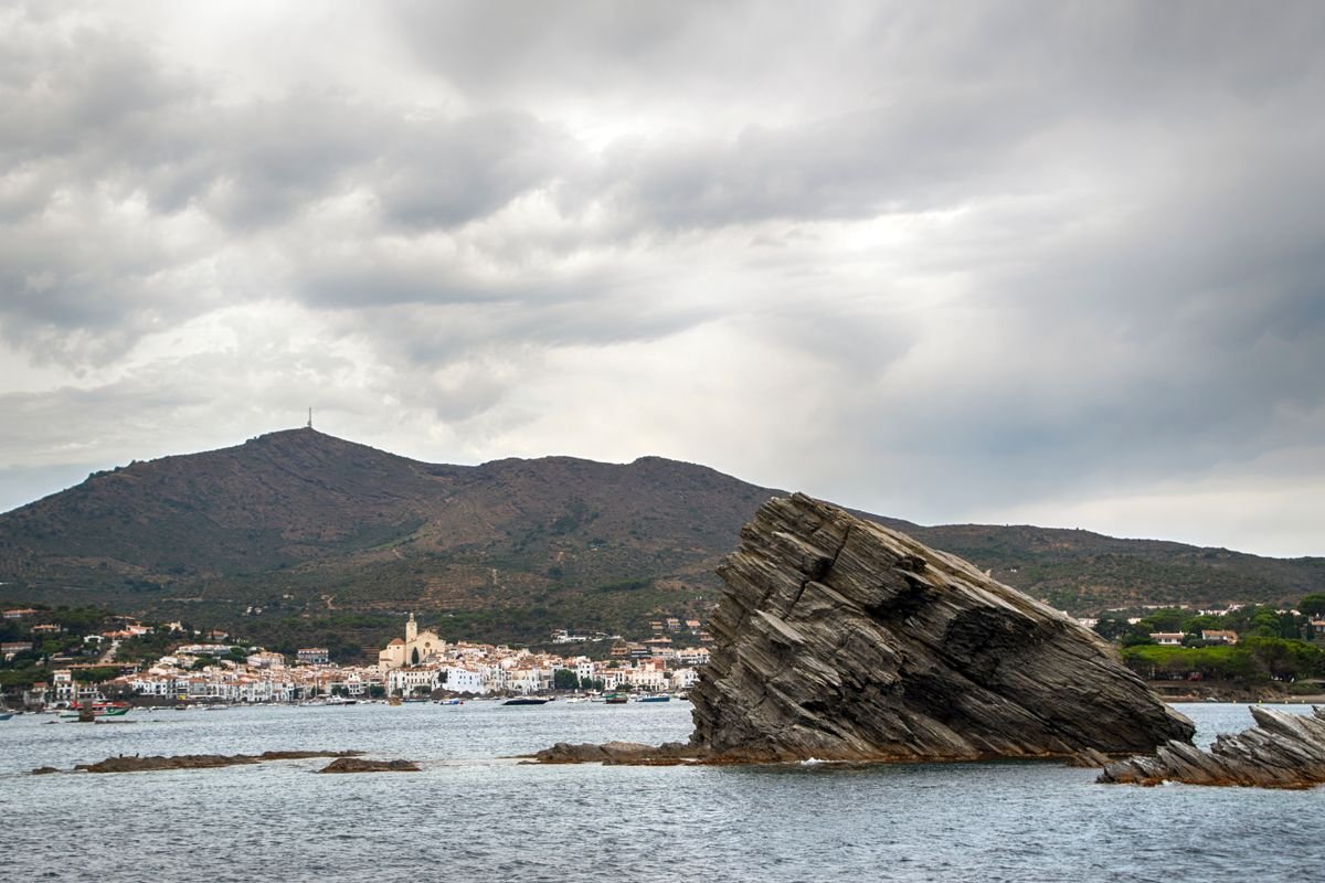 Formación rocosa escultórica junto al mar en el Parque Natural del Cap de Creus