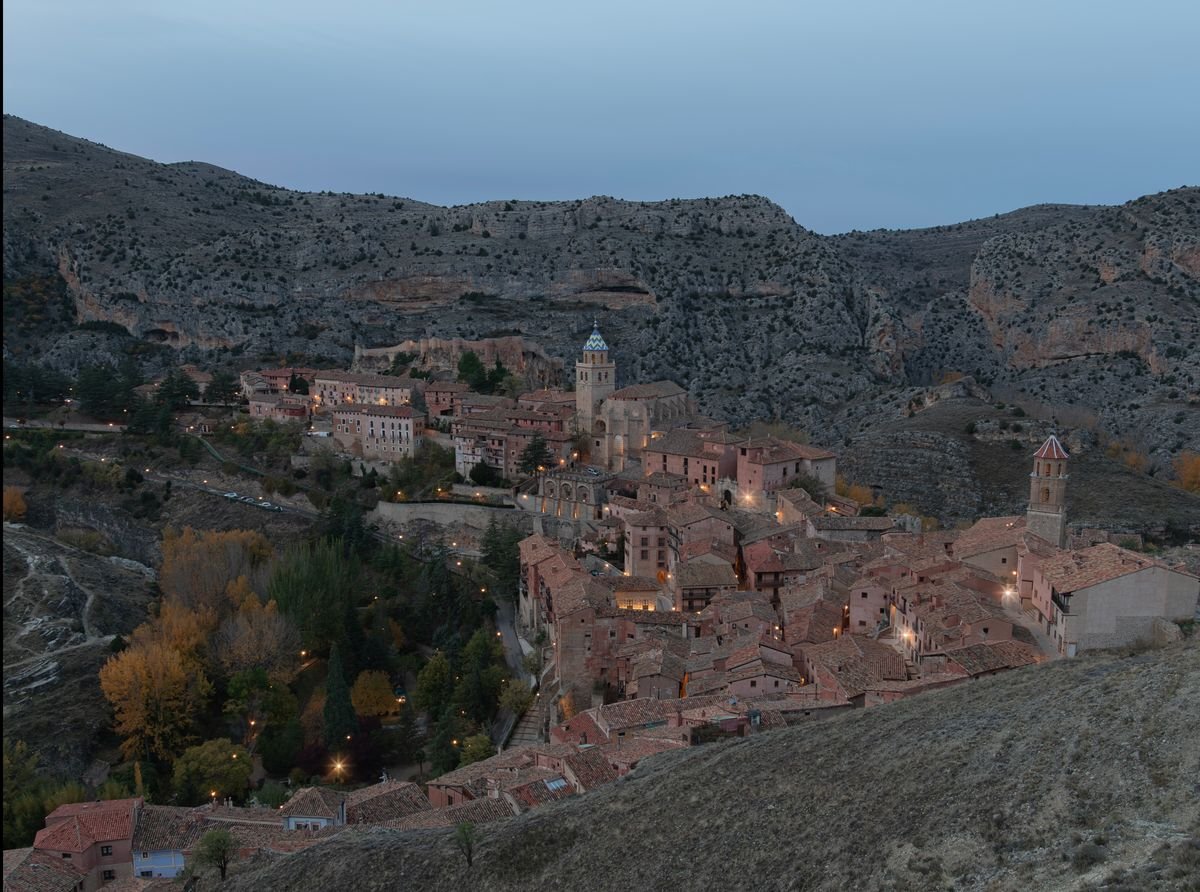 Vista aérea de Teruel al atardecer con arquitectura histórica