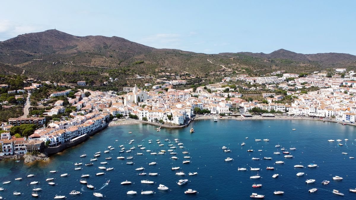 Vista aérea del puerto de Cadaqués con sus barcos en la bahía mediterránea