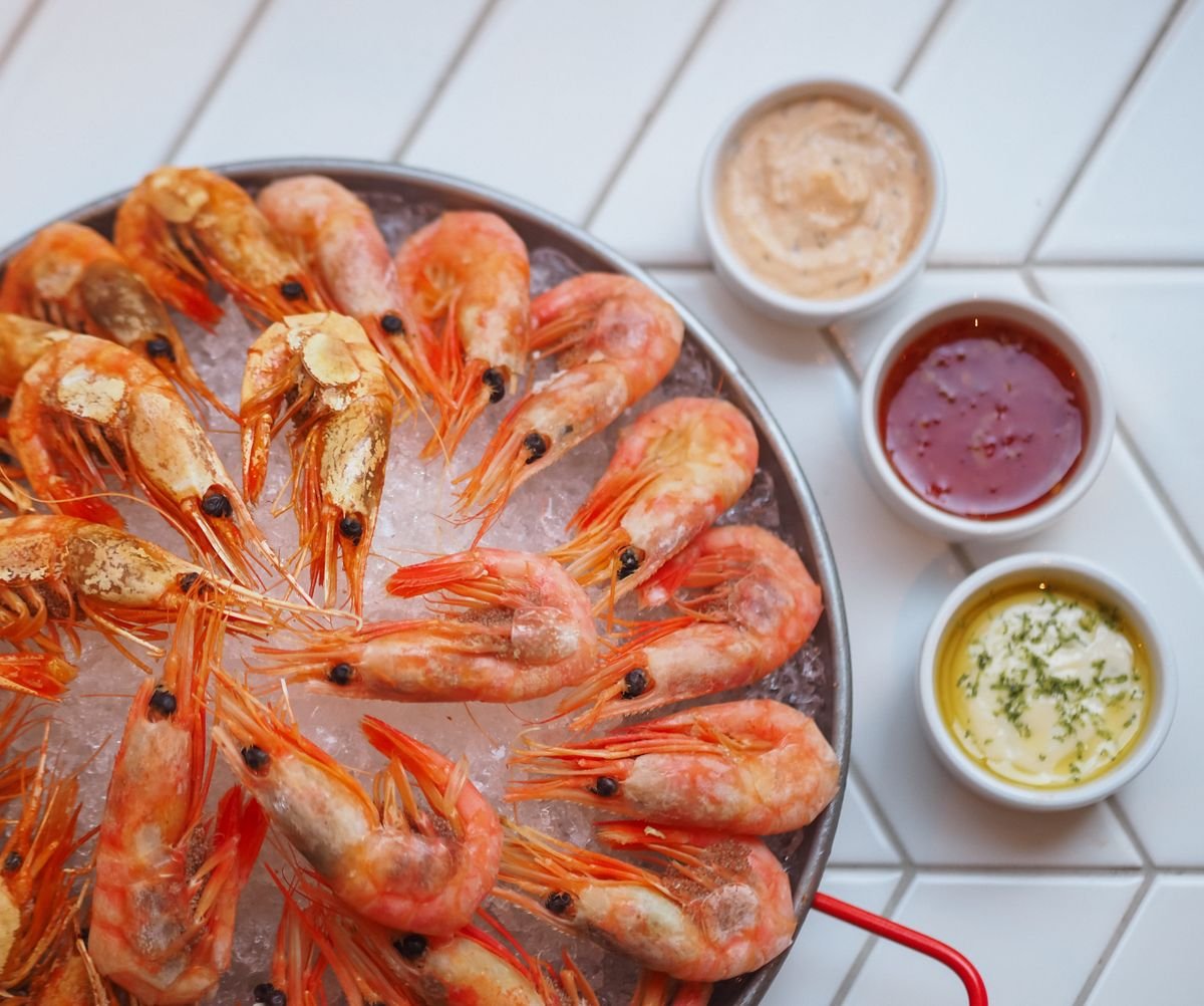 Gambas blancas frescas de Huelva sobre hielo en barra de tapeo